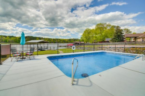 Stunning Lake Hamilton Getaway with Hot Tub!